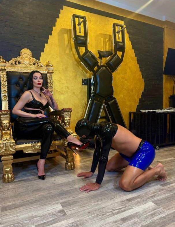 Eyes down. Focus up. 
#bdsmِ #slave #goddess