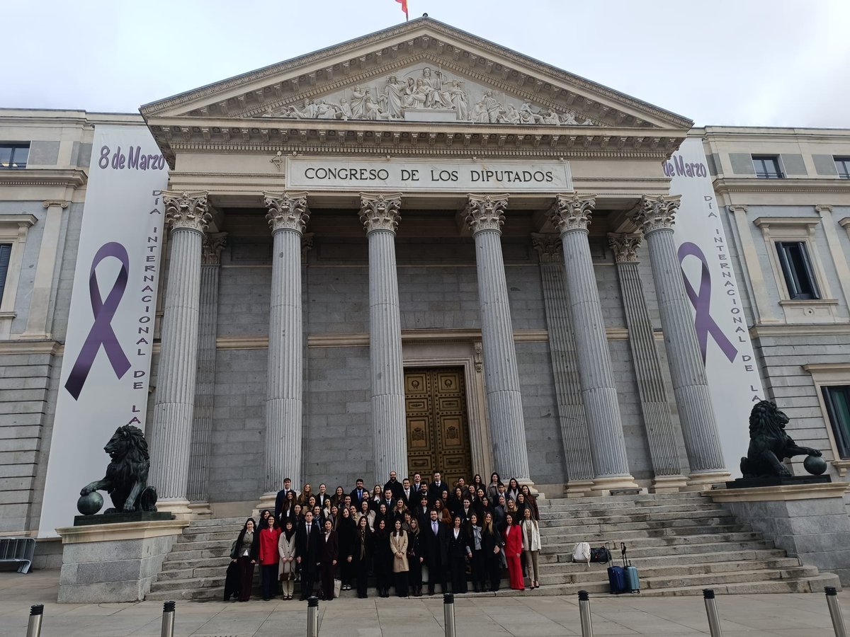 cejmjusticia's tweet photo. Como parte de las actividades presenciales de #FInicial de la 64ª promoción de la #CarreraFiscal hoy nuestro alumnado ha visitado el @Congreso_Es.
Una jornada inspiradora para conocer de cerca el funcionamiento de nuestras instituciones 🇪🇸.
Os dejamos una imagen del día 👇 https://t.co/pcPtXEFipH