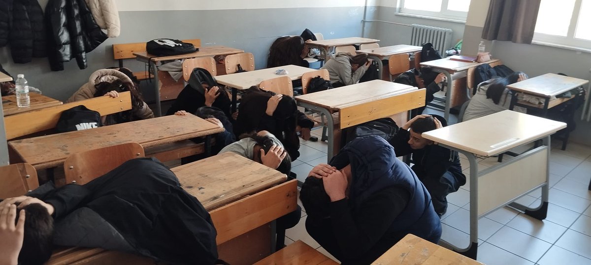 eacmtal's tweet photo. Okulumuzda “Deprem Haftası Farkındalık Tatbikatı” kapsamında öğrencilerimiz ve öğretmenlerimizin katılımıyla deprem tatbikatı gerçekleştirilmiştir. Afetlere karşı bilinçli, hazırlıklı ve güvenli bir toplum için farkındalık çalışmalarımıza devam edeceğiz. https://t.co/lPo65FVvYY