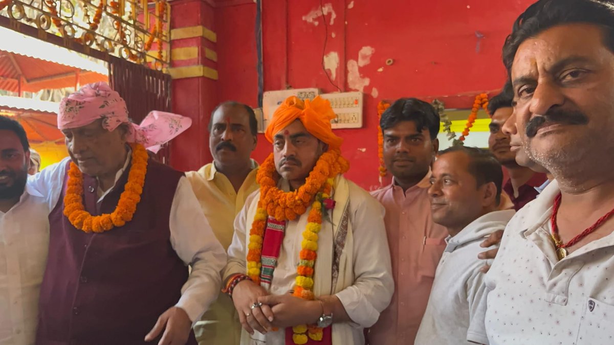 nitish_dub's tweet photo. श्री राम नवमी पूजा महोत्सव के सफल संचालन के लिए श्री महावीर नवयुवक दल जनरल, मेदिनीनगर, पलामू के अध्यक्ष निर्वाचित होने पर बड़े भाई @RakeshSinghMan4 जी को बहुत-बहुत बधाई आपके नेतृत्व में पलामू
जिले रामनवमी पूजा नए कीर्तिमान को स्थापित करेगी ऐसा मैं प्रभु श्रीराम से कामना करता हूँ। https://t.co/YtZhpWfXD3