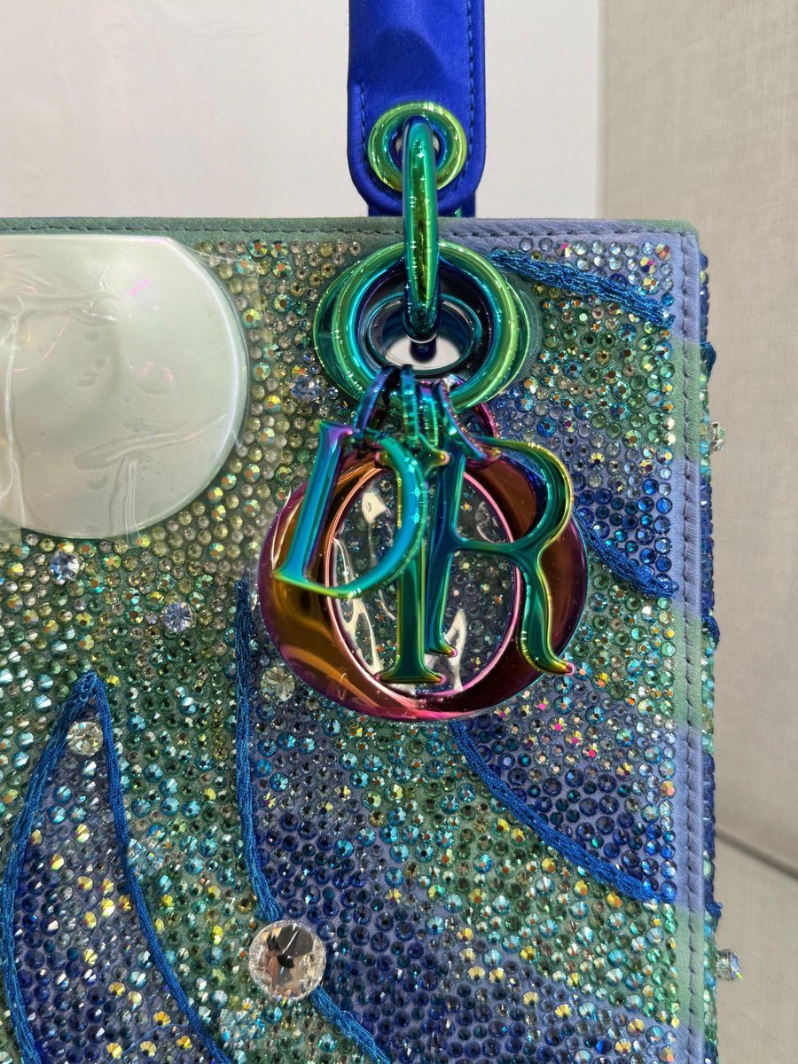 luxafriqueshop's tweet image. The Lady #Dior Art x #MinjungKim translates the artist’s "Mountain" series into a landscape of hand-applied glass beads and sequins. 

DM our #PersonalShopper team to learn more!