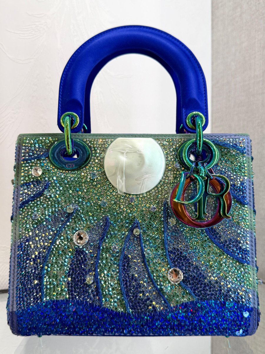 luxafriqueshop's tweet image. The Lady #Dior Art x #MinjungKim translates the artist’s "Mountain" series into a landscape of hand-applied glass beads and sequins. 

DM our #PersonalShopper team to learn more!