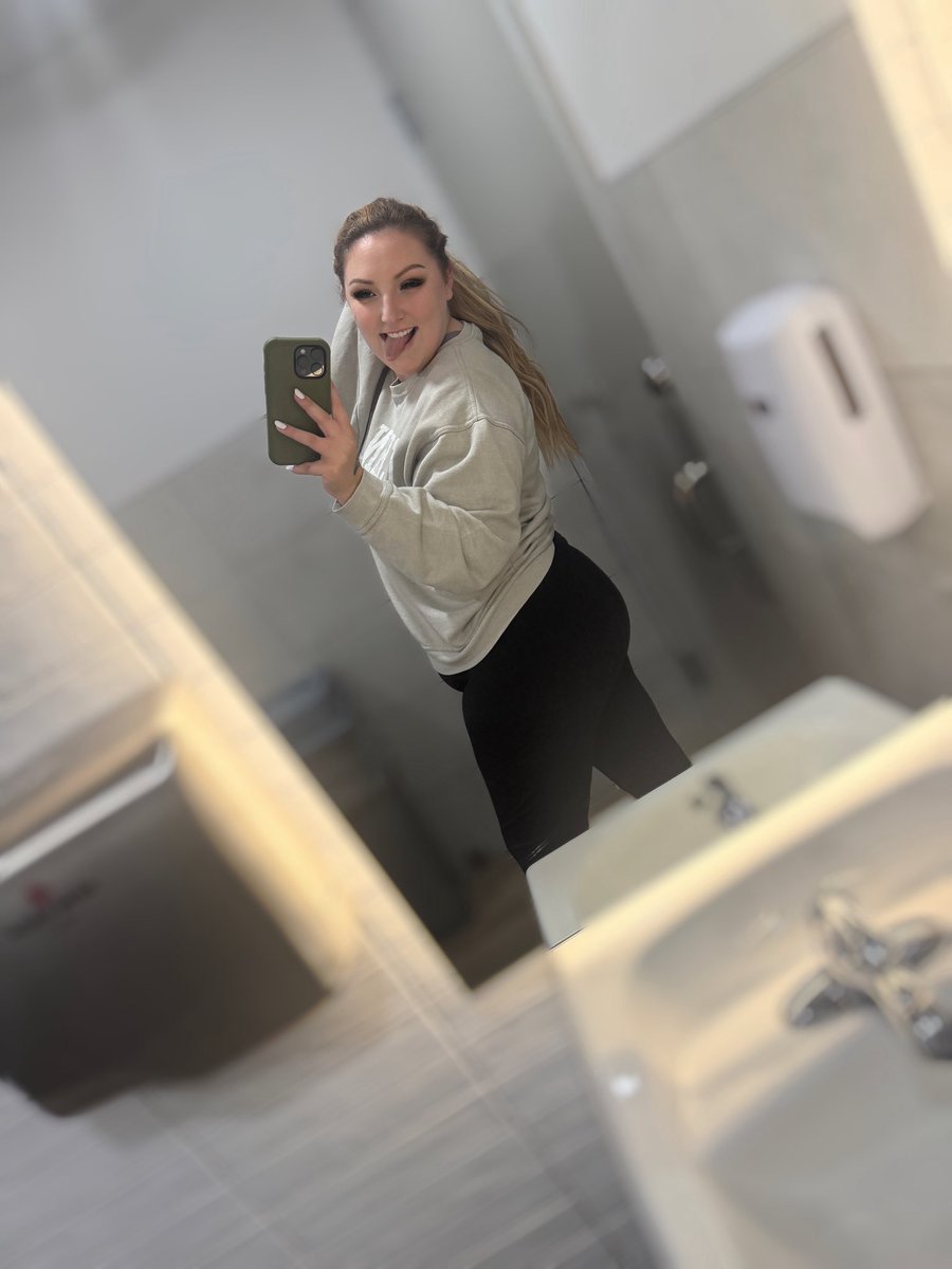 inkthickmilf's tweet photo. Morning 💕 https://t.co/hR8Iimx2jm