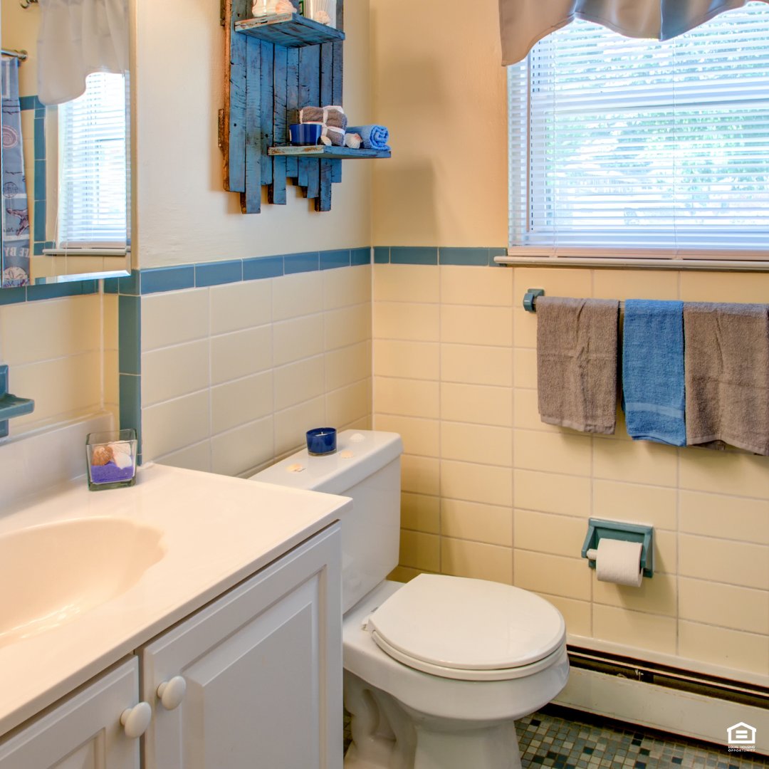 BreezePointe's tweet photo. Step into our bright and spacious bathroom, where every detail has been thoughtfully considered to make your morning and night routine a delightful experience. ✨

Contact us to learn more about the amenities we offer! https://t.co/KaC30SIR1q