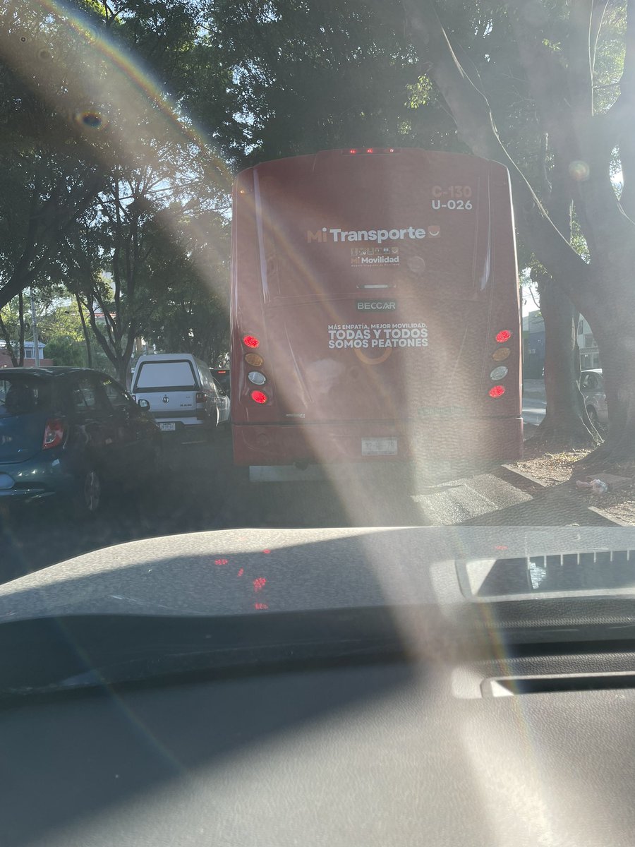 J8agdl's tweet photo. @JaliscoVial @Trafico_ZMG  @TransporteJal camión transporte se brinco la lateral de mariano Otero para pasar por el sobrepaso de arcos milenio a toda velocidad para ganarle al tráfico a las 8:30-am hoy placas 32hb7b https://t.co/jPJbxY0MsC