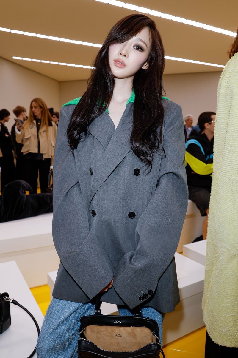 ตารางโหดแค่ไหน บิน 14-15 ชม.เพื่อมาออกงานแค่ 30 นาที จบโชว์ยังไม่ลบหน้า เปลี่ยนแค่ชุดแล้วไปสนามบิน พรุ่งนี้แลนด์ดิ้งเสร็จแล้วขึ้นคอนเสิร์ตต่ออะ ยังไม่ทันจะได้เสพย์ moment อะไรเลย พักก็ไม่ได้พัก
แสดงว่ารอบก่อนที่มาปารีส แบรนด์น่าจะขอร้องให้มาจริงๆ ปกติถ้าชนคือไม่ได้บินแบบรอบก่อนๆ