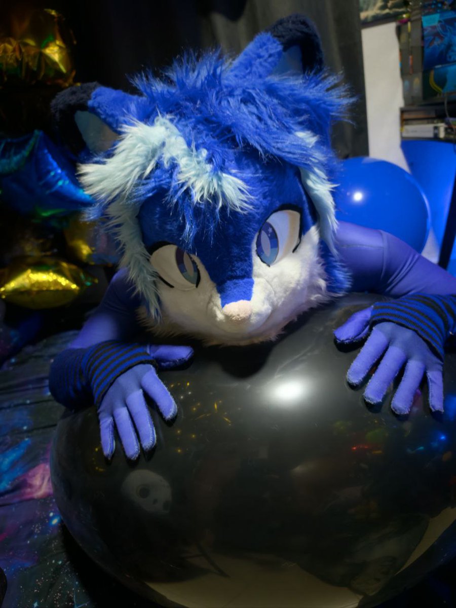 Squeaky y fursuit friday? Pork no? A veces olvidó que tengo fursuit(? De la Unica ves que lo eh usado en este año(?
Y pos la primera #FursuitFriday del año para mi(?
Squeak squeak (?