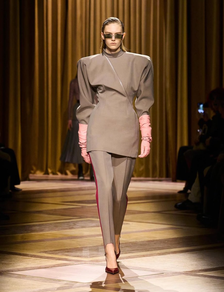 Vogue_Fashion0's tweet image. مجموعة Mugler
لخريف/شتاء 27-2026

الأكتاف العريضة
هي السمة الأبرز
في تصاميم هذه المجموعة🤎

#Mugler