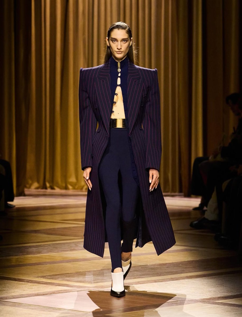 Vogue_Fashion0's tweet image. مجموعة Mugler
لخريف/شتاء 27-2026

الأكتاف العريضة
هي السمة الأبرز
في تصاميم هذه المجموعة🤎

#Mugler