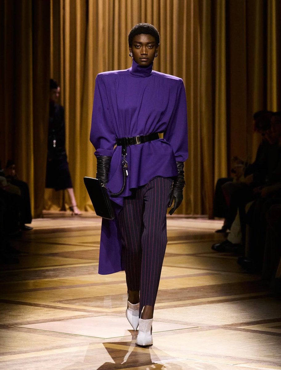 Vogue_Fashion0's tweet image. مجموعة Mugler
لخريف/شتاء 27-2026

الأكتاف العريضة
هي السمة الأبرز
في تصاميم هذه المجموعة🤎

#Mugler