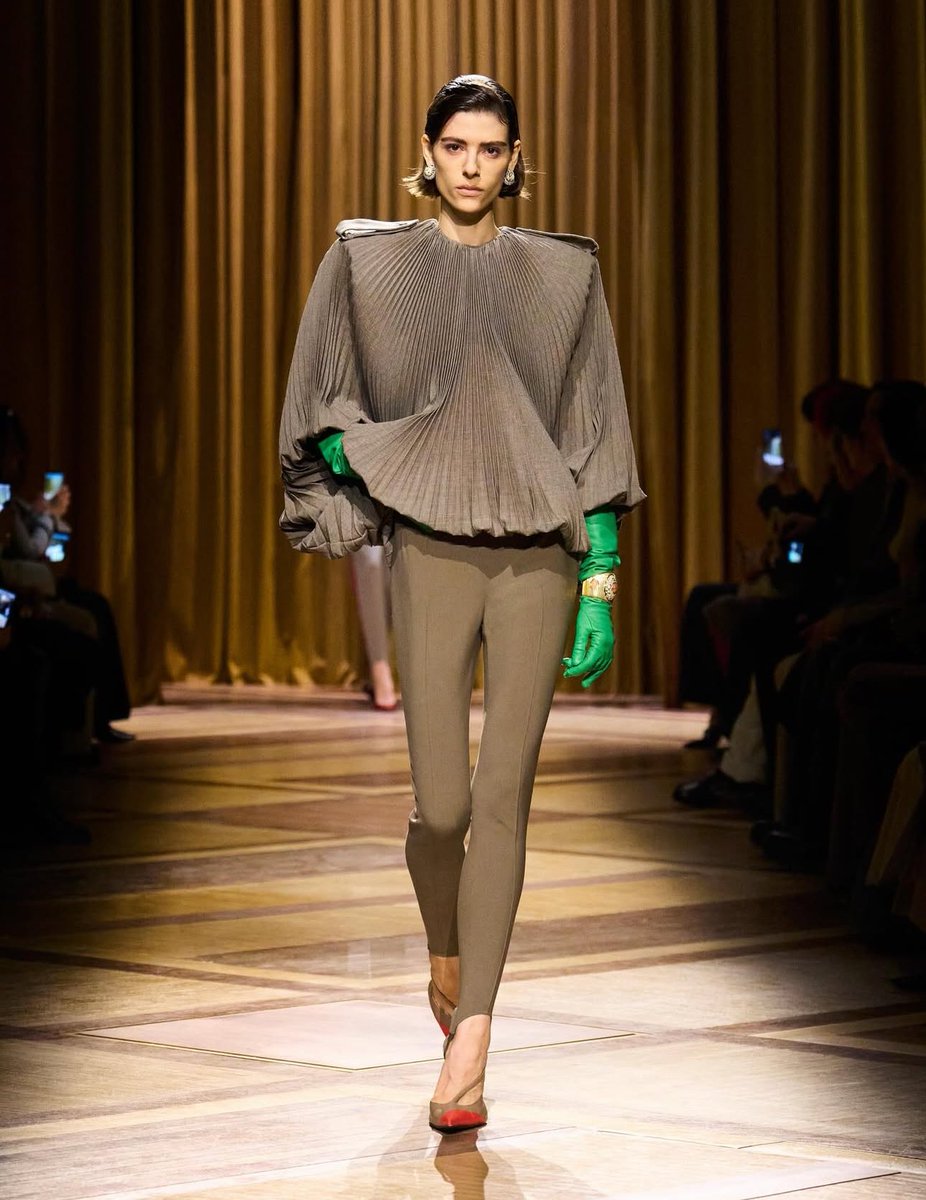 Vogue_Fashion0's tweet image. مجموعة Mugler
لخريف/شتاء 27-2026

الأكتاف العريضة
هي السمة الأبرز
في تصاميم هذه المجموعة🤎

#Mugler