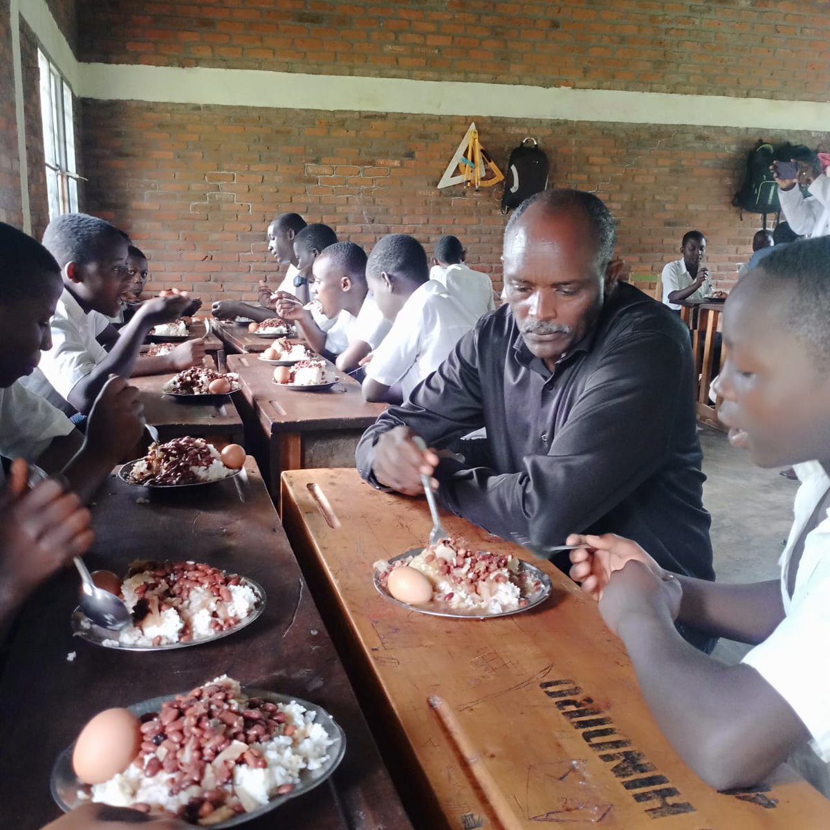 RNgororero's tweet image. Uyu munsi twitabiriye Umunsi nyafurika wahariwe ifunguro ku Ishuri aho ku urwego rwa @NgororeroDistr igikorwa cyabereye ku kigo cya #GsHindiro aho abanyeshuri n'ababyeyi bishimiye icyi gikorwa.
@REBRwanda 
#WorldFoodProgram