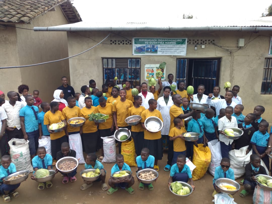 RNgororero's tweet image. Uyu munsi twitabiriye Umunsi nyafurika wahariwe ifunguro ku Ishuri aho ku urwego rwa @NgororeroDistr igikorwa cyabereye ku kigo cya #GsHindiro aho abanyeshuri n'ababyeyi bishimiye icyi gikorwa.
@REBRwanda 
#WorldFoodProgram