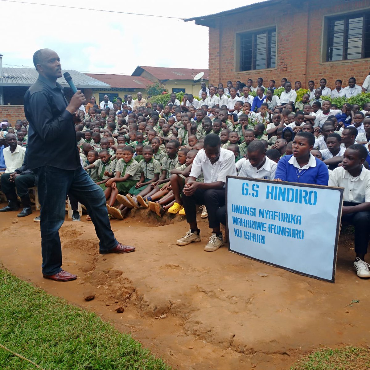 RNgororero's tweet image. Uyu munsi twitabiriye Umunsi nyafurika wahariwe ifunguro ku Ishuri aho ku urwego rwa @NgororeroDistr igikorwa cyabereye ku kigo cya #GsHindiro aho abanyeshuri n'ababyeyi bishimiye icyi gikorwa.
@REBRwanda 
#WorldFoodProgram