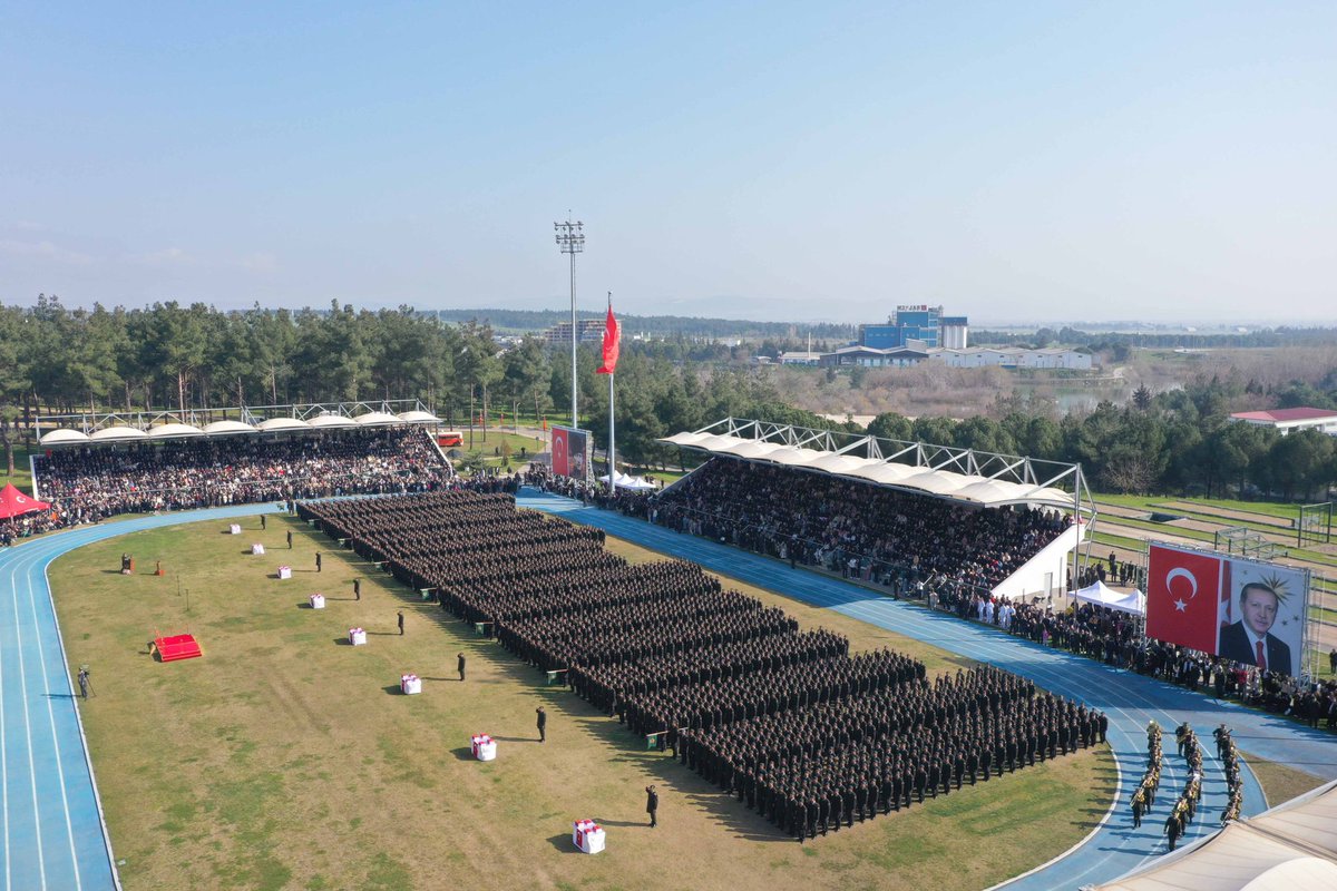 📍 Balıkesir - Altıeylül

Milli Savunma Üniversitesi Kara Astsubay Meslek Yüksekokulunda, Astsubay Temel Askerlik ve Astsubaylık Anlayışı Kazandırma (ASTTASAK) Eğitimini tamamlayan ve aralarında Gine Cumhuriyeti misafir askerî personelinin de bulunduğu astsubay çavuşlar