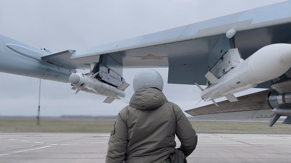 Arabwaffen7's tweet photo. مقاتلة SU-35 روسية وتظهر بحمولتها القياسية لمهام الدوريات الجوية في اوكرانيا

الملفت هنا زيادة استخدام الروس لصواريخ جو جو R-77M وعلى ما يبدو R-37M

كذلك، هذه اول مرة نشاهد فيها اختيار نقاط التعليق اسفل الاجنحة بدلا من النقاط اسفل مدخل المحرك لتعليق الR-77M https://t.co/2UneBv2tU0