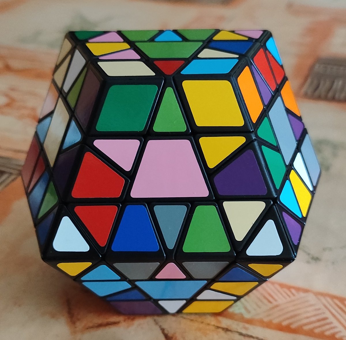 Con este tengo para rato. A tres para el desbarbecho total... #rubiks #cubes #twistypuzzles #emojirubiknow #rubik