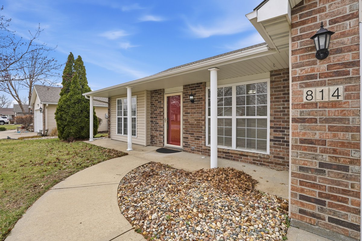 DavidTeamHomes's tweet photo. Just Listed in Raymore!

814 Coventry Ln | Raymore, MO 64083
3 Bedrooms
2 Bathrooms
1,459 Sq Ft

Pride of ownership shows the moment you arrive at this polished, move-in ready ranch in Brookside Villas.

#JustListed #RaymoreMO #BrooksideVillas #DreamHome #SpradlinRealtyGroup https://t.co/69ylQB9LRl