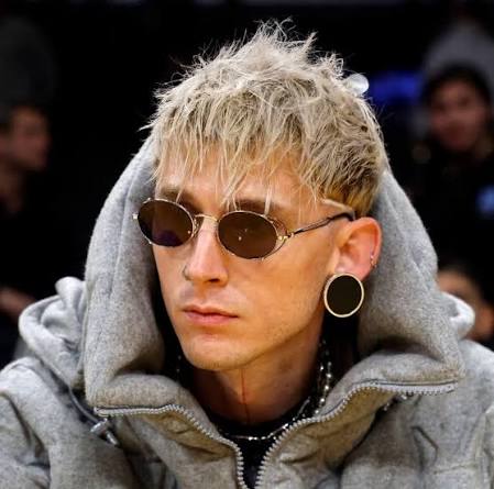 WntrSummr's tweet photo. Here me out! @NETLFIX should consider doing a live action Trigun with @machinegunkelly as Vash https://t.co/OOvjczFY5X