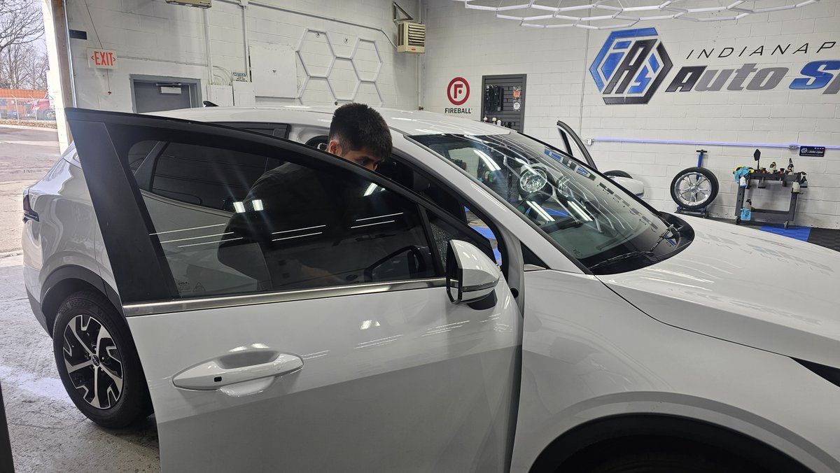 IndianapolisSpa's tweet image. Framed windows and frameless windows require different tinting techniques. Precision cutting and edge finishing ensure clean installation and proper operation. #WindowTint #FramelessWindows #CeramicTint #IndyAutoCare