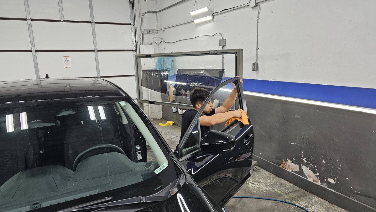 IndianapolisSpa's tweet image. Framed windows and frameless windows require different tinting techniques. Precision cutting and edge finishing ensure clean installation and proper operation. #WindowTint #FramelessWindows #CeramicTint #IndyAutoCare
