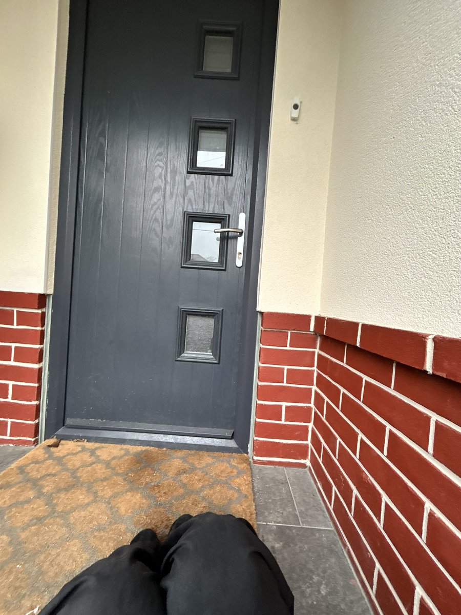 Sivianox's tweet photo. my bf won’t let me into my own house bc he’s too busy speedrunning :/ https://t.co/TUFMh5M2lt