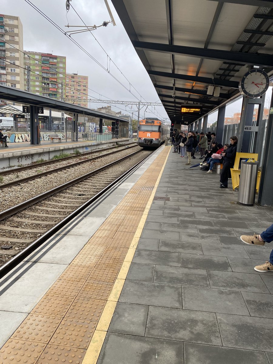 tamorques's tweet photo. @rodalies @gtr2793 @AidaDelMoral @rod2nordcat I els que es troben a Aerport o Bellvitge no aplica? Un altre tren sense parada i ja van 3 https://t.co/oLl2sMOxsl