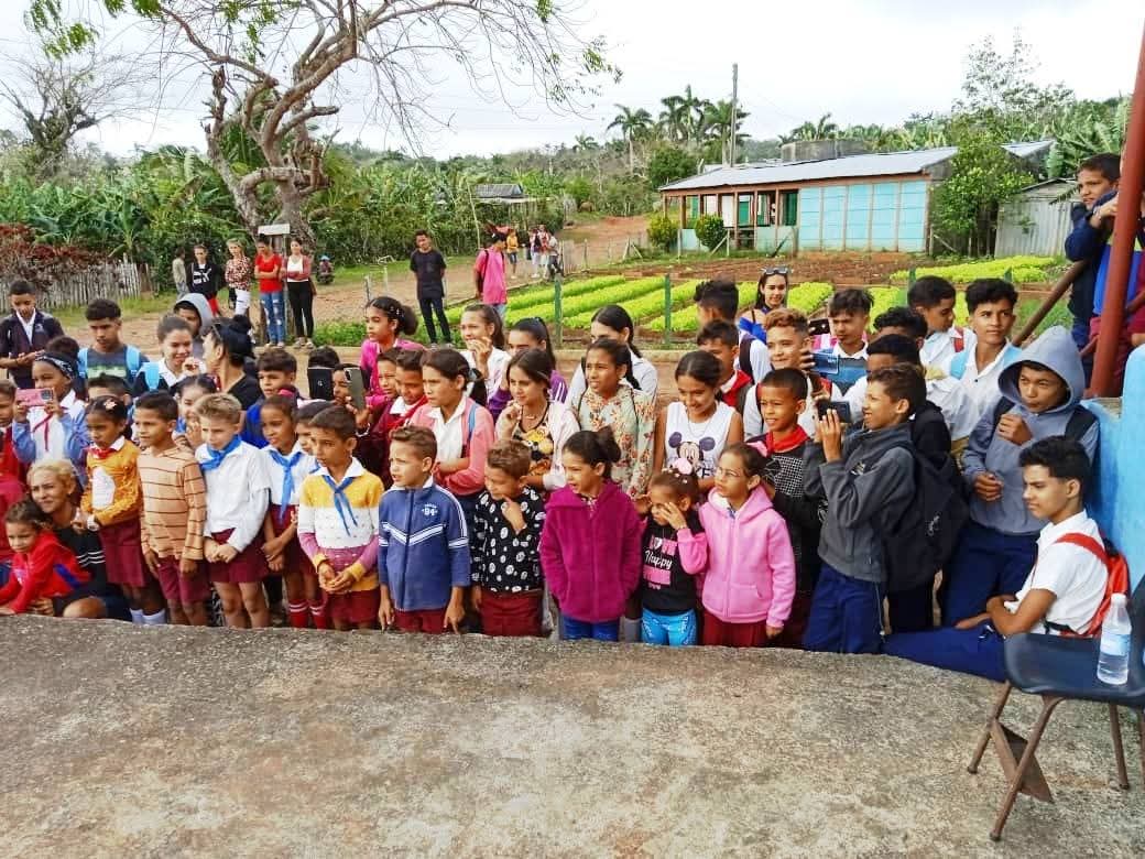 Desafiando la actual crisis económica los integrantes de Cruzada Teatral #Guantánamo- #Baracoa regalaron sus propuestas artísticas a los habitantes de las comunidades de Guarano, Cantillo y El Diamante, pertenecientes al municipio de Maisí  #CubaEsCultura