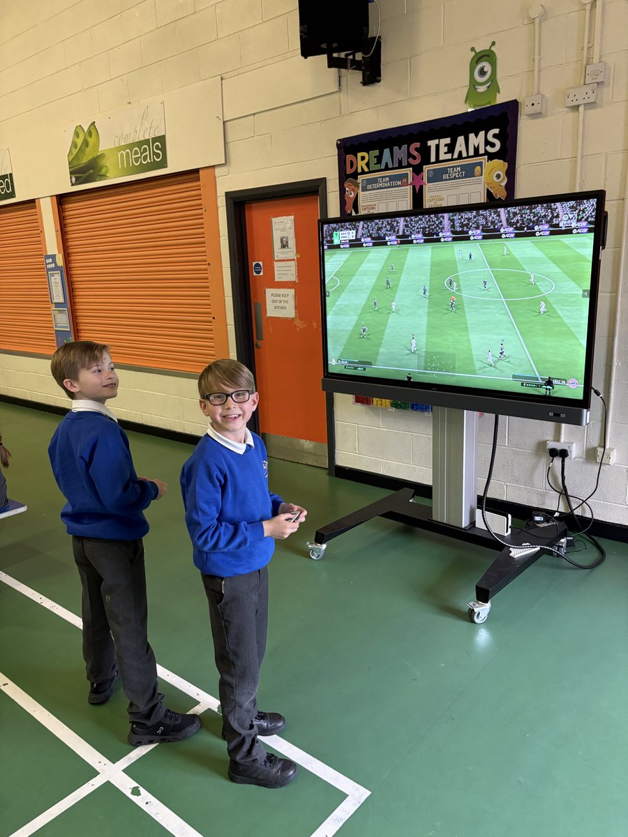 Flomellynews's tweet photo. Just some of our recent #flomellycorevalues award winners enjoying their treat with Mr Leach. Popcorn, treats and Nintendo Switch time was the highlight of the afternoon #flomellydreams https://t.co/uvdvjwy8Gw