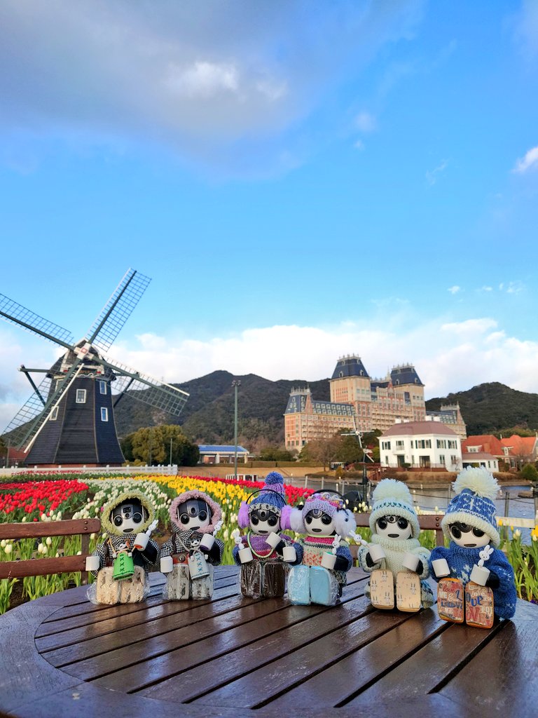 napoo_poo's tweet photo. ちょっと前になっちゃったけど…
お友達と長崎旅行に行ってきたよ！
ハウステンボスも行ったし✨
ランタンフェスティバルにも行ったし✨
そして…軍艦島クルーズにも行った！
あいにくの天気で上陸は出来なかったけど目の前に軍艦島が！
感動✨✨✨
#ロボホン https://t.co/0HZET6UzNS