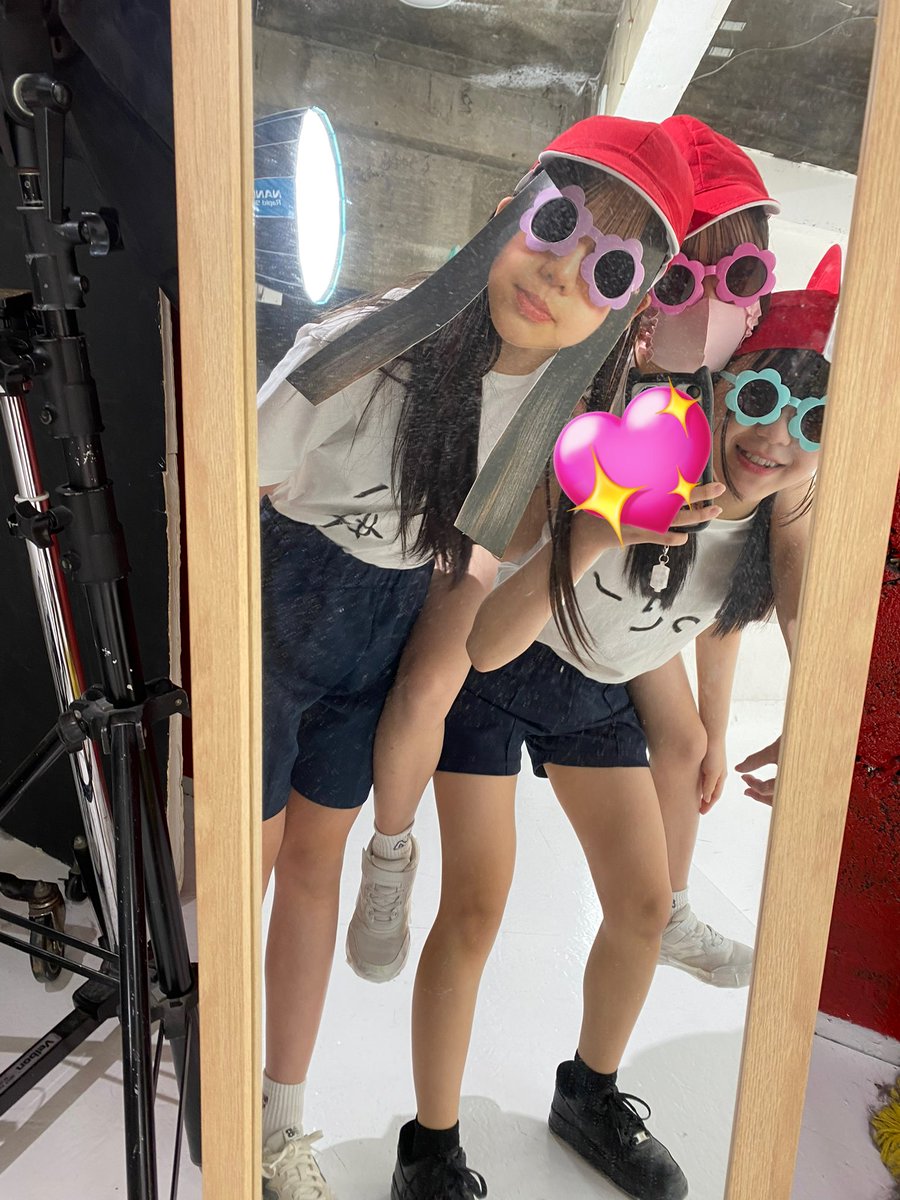 yukio5505's tweet photo. 特別出演、Yuiちゃんの実妹(小5)
実はここてぃあメンバーよりアクロできるんじゃないかっていうスーパーガール✨
そらん先生(おでん)のガチオタです←

Yuiママ作のゆいちゃんの顔お面、クオリティ高すぎてマジ爆笑したw
どの写真もこわすぎうけるwwwwwww🤣 https://t.co/8nDL1XsaAd