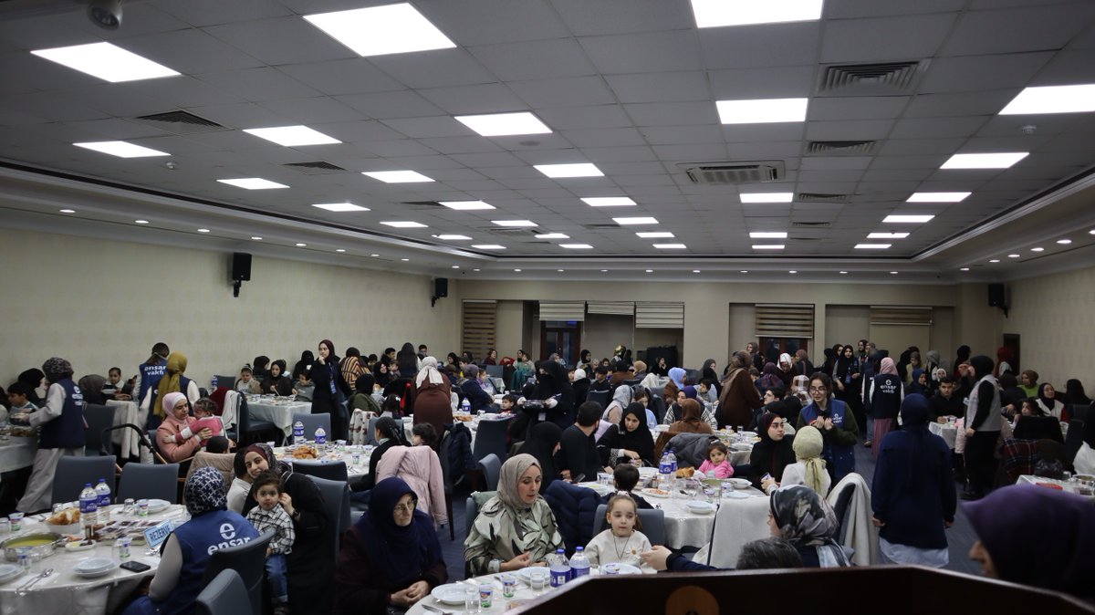 🔵 Minik Kalplere Ramazan Dokunuşu: 6. Ensar Vakfı Geleneksel Çocuk İftarı Gerçekleştirildi

Ensar Vakfı tarafından düzenlenen 6. Geleneksel Çocuk İftarı'nda yaklaşık 250 çocuk ve 100 gönüllü bir araya geldi. Yetim ve ihtiyaç sahibi çocukların katıldığı programda Ramazan'ın
