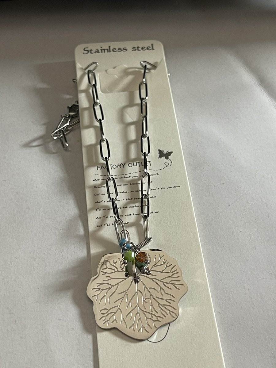 SipareeSparkles's tweet photo. Leaf Shaped Silver Necklace 
Unique Piece!
Price:6,500 Naira
Dm to order
Limited Pieces
#bedifferent #uniqueartwork #necklace #jewellery #silverpower https://t.co/E9lgPZhWao