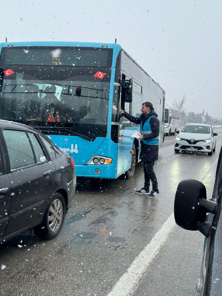 AkAziziyeGK's tweet photo. ⏳ İFTARA 5 KALA AK GENÇLİK AZİZİYE SAHADA

AK Parti Aziziye İlçe Gençlik Kolları olarak iftara yetişmeye çalışan hemşehrilerimize küçük ikramlarda bulunduk.
Ramazan’ın bereketini ve kardeşliğini sokak sokak paylaşmaya devam ediyoruz. 🌙✨ https://t.co/SEet4QvHnc