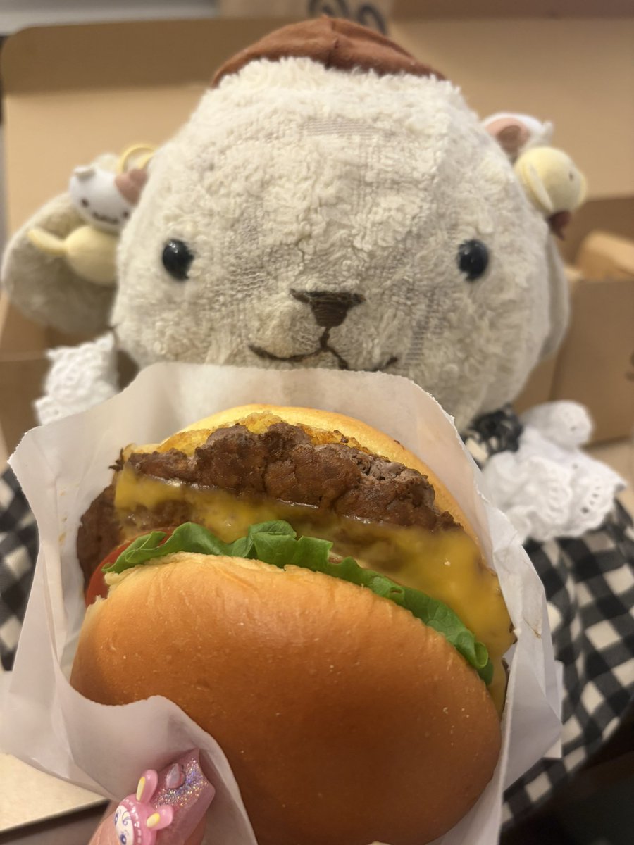 U・ω・Ｕ『よるごはんは、プリンがだいすきな、シェイクシャック🍔テイクアウトしてたべたプリっ🌃✈️🍔🍟🍗』
#成田
#成田空港
#成田第1ターミナル
#SHAKESHACK