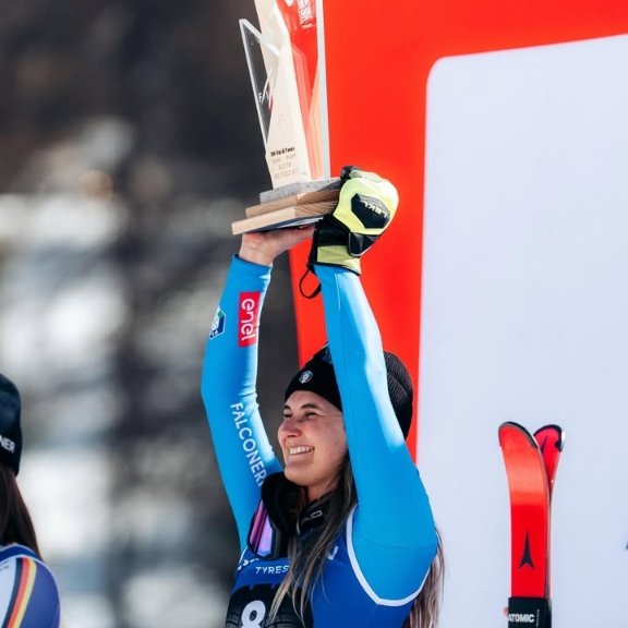 Deborah_SW4P's tweet photo. Titolo: Finalmente
Autore: Laura Pirovano
Anno: 2026
Luogo: Val di Fassa

Questo è proprio un bel quadretto, sono tanto tanto contenta per Lolli.
Dopo 31 piazzamenti totali in top-10, arriva il primo podio (con vittoria) in Coppa del Mondo 🥹💙 https://t.co/wVPWIvXFl4