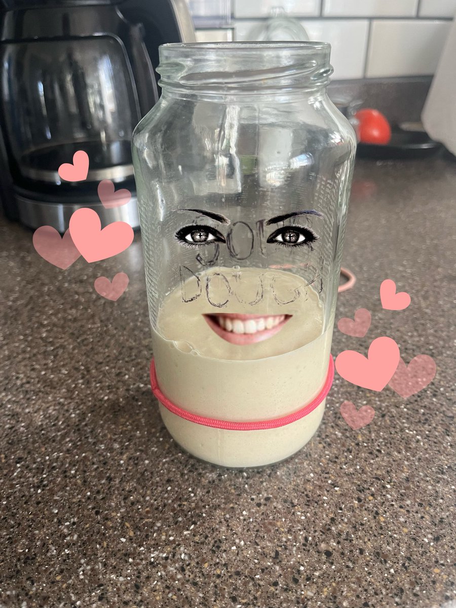 liam_freakum's tweet photo. yanny is finally ready to bake with 🥖🥖🥖 https://t.co/dKwnMMJesY