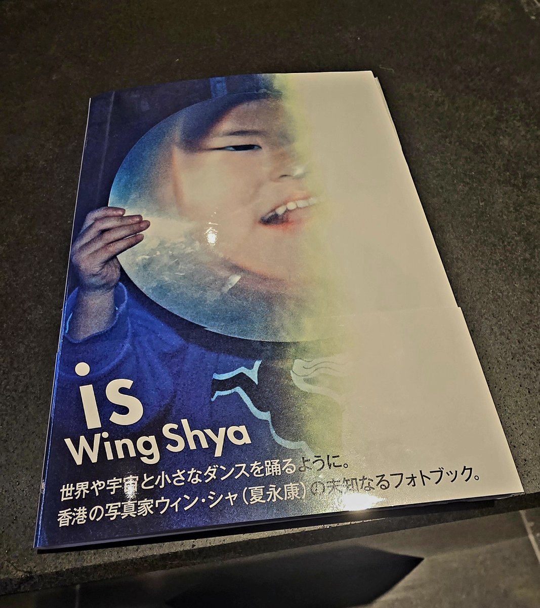 adzXQnaki46UrJL's tweet photo. ①写真家 #WingShya  さんの
新写真集『 #is 』の
世界最速販売 刊行記念サイン会へ
#銀座蔦屋書店 さんに行ってきました

#井上嗣也 さんと連名の
貴重なサイン&amp;お写真

私が
｢I'm a fan of Takumi Saitoh
(#斎藤工 さん)

I became interested in your photography through Takumi.

続く→ https://t.co/q9rLJ4OfHR
