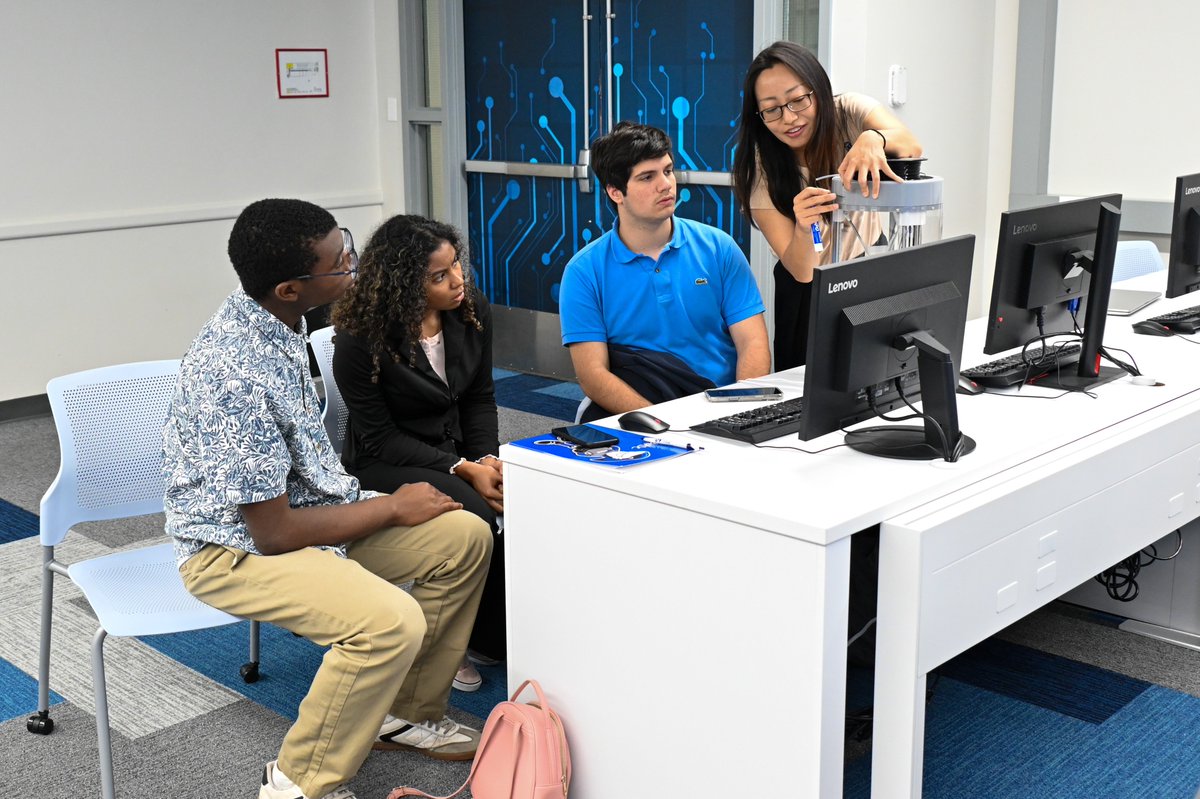 MDCappr's tweet image. During #CTEMonth, @MDCollege welcomed @MDCPS high school students for 2026 MDC CTE Student Day and STEM Day at MDC Homestead Campus. Students explored hands-on demos, connected with faculty, and discovered pathways in CTE, STEM, and apprenticeship leading to real careers.