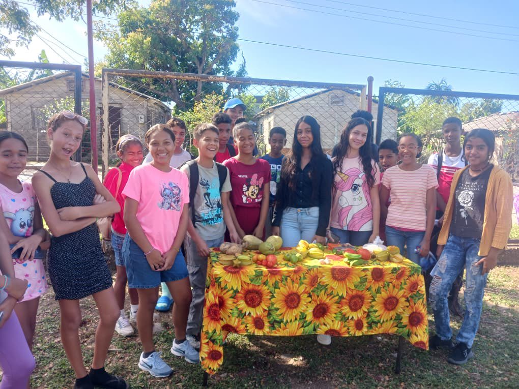 SBRPA1's tweet photo. Se realiza en homenaje al Centenario de nuestro Conandante en Jefe Fidel Castro Ruz y por el día Internacional de la mujer en la institución educativa @SBRPA1 , la pre-feria Guajirito Soy.Secundaria va por más. https://t.co/qmRzID142G