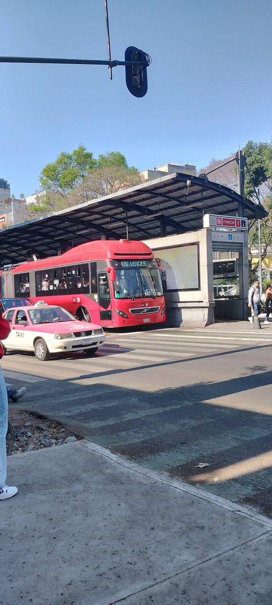 cheilanthes_'s tweet photo. Unidad 1136 9:19, de 6 de marzo de 2026 va circulando con las alarmas a tope. No abren puertas y se detiene entre estaciones. No puede ser que tengamos que elegir entre nuestra seguridad y llegar a tiempo a nuestras jornadas. @MetrobusCDMX @ClaraBrugadaM @GobCDMX https://t.co/SOBynSJzfa