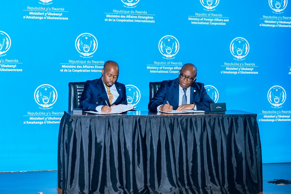 rwandastandards's tweet photo. After signing of Mutual Recognition Arrangements with RSB to facilitate trade between Rwanda , the Republic of Congo &amp; the Republic of Zimbabwe; DGs of  the Standards Bodies  joined Minister @P_Sebahizi  &amp; SG @ARSO_1977 at the ceremony to award 32 certified local companies. https://t.co/yKtrGEkGeX