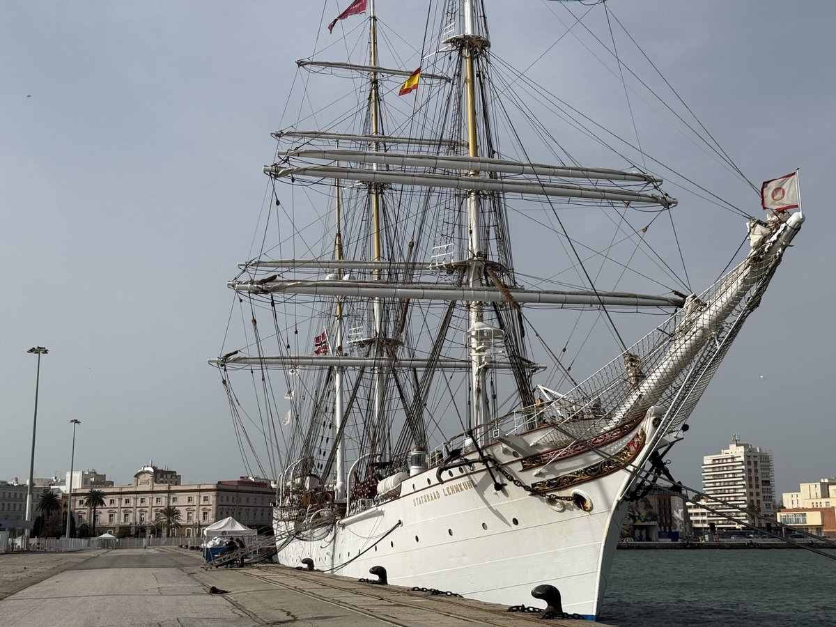 NoruegaenEspana's tweet photo. Esta semana el embajador de Noruega, Lars Andersen, ha estado en la bella ciudad de #Cádiz con motivo de la llegada del buque escuela #StatsraadLehmkuhl y los cadetes de la Escuela Naval Militar de Noruega. https://t.co/BLQ0DeUqjv