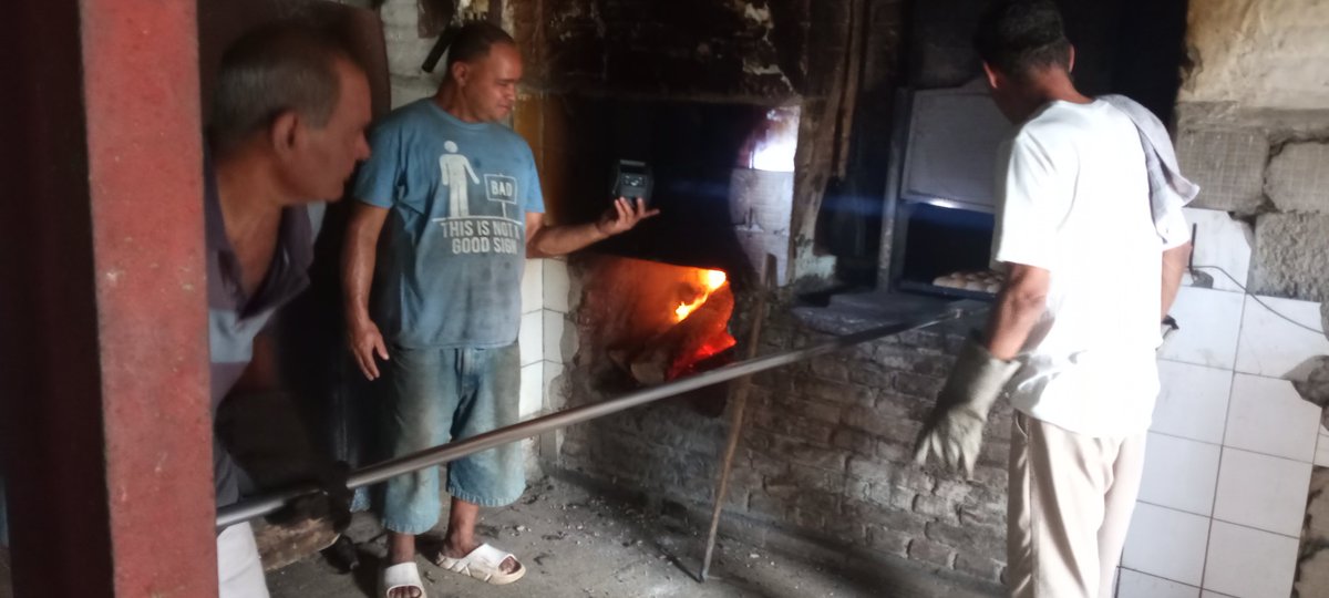 La producción de pan no se para por la falta de energía los hornos con leña están funcionando y #VamosPorMás #1roDeEneroDeVictorias  #Cuba