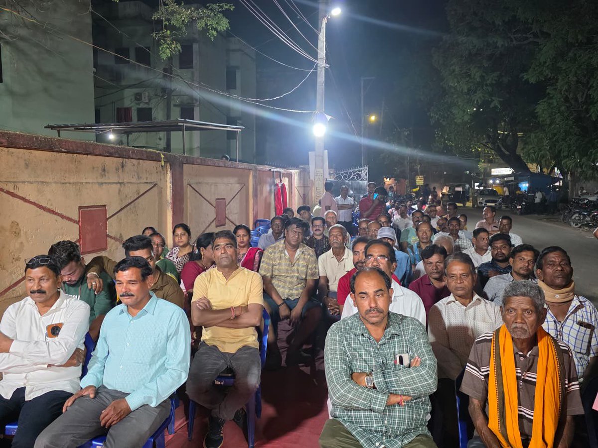 ashwiniksarangi's tweet photo. ବରଗଡ଼ ସହରର ସେଲ୍ସ ଟେକ୍ସ ଅଫିସ୍ ସାମନା, ପୋଲିସ କଲୋନୀ ପାଖରେ ବିକ୍ରୟ କ୍ଷେତ୍ର ନିର୍ମାଣ ପାଇଁ ଭିତ୍ତି ପ୍ରସ୍ତର ସ୍ଥାପନ କଲି। ମୋ ସହିତ ପୌରପାଳିକା କାର୍ଯ୍ଯନିର୍ବାହୀ ଅଧିକାରୀ ଶ୍ରୀ ଦେବାନନ୍ଦ ସାହୁ ମଧ୍ଯ ଉପସ୍ଥିତ ଥିଲେ।
#VendingZone #BargarhCity #Bargarh #Odisha #BJP4Odisha #BJP4IND https://t.co/0Mr1ljrIyo