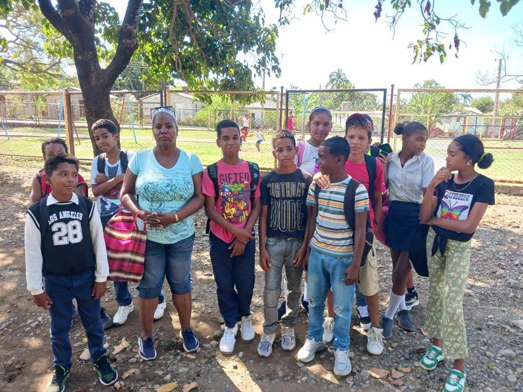 SBRPA1's tweet photo. Los educandos de la institución educativa República Popular de Angola realiza las Patrullas Cips llamando a el ahorro energético en la comunidad ,como parte de las medidas de la Contingencia Energética.  Juntos podemos.  Feliz día 8 de marzo para todas las féminas del país. https://t.co/jMAvp4LR50