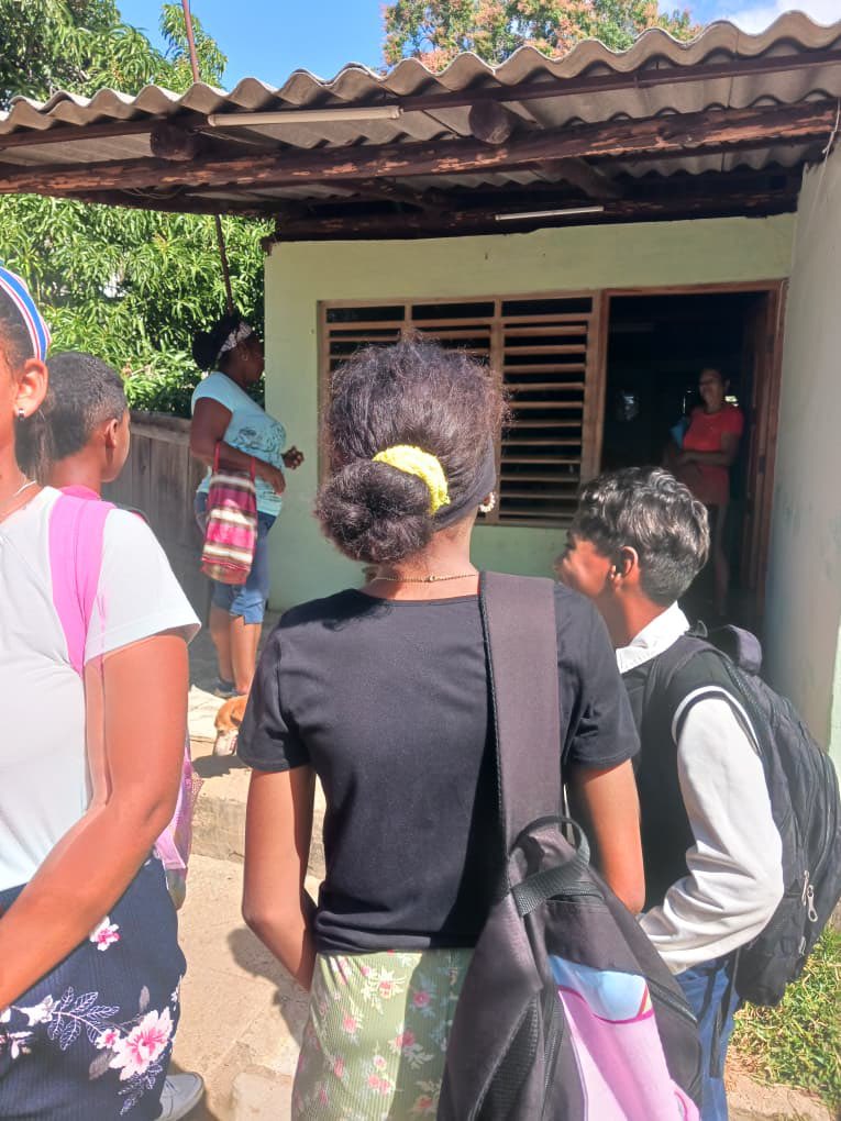 SBRPA1's tweet photo. Los educandos de la institución educativa República Popular de Angola realiza las Patrullas Cips llamando a el ahorro energético en la comunidad ,como parte de las medidas de la Contingencia Energética.  Juntos podemos.  Feliz día 8 de marzo para todas las féminas del país. https://t.co/jMAvp4LR50