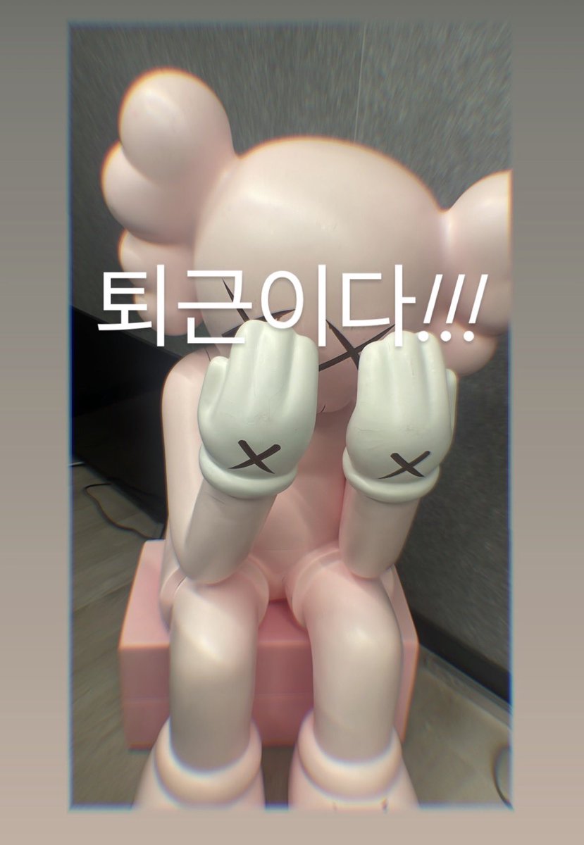 zonghyukbae's tweet photo. Eoh?? The figurine is actually in their studio?? https://t.co/uuIwknYC97