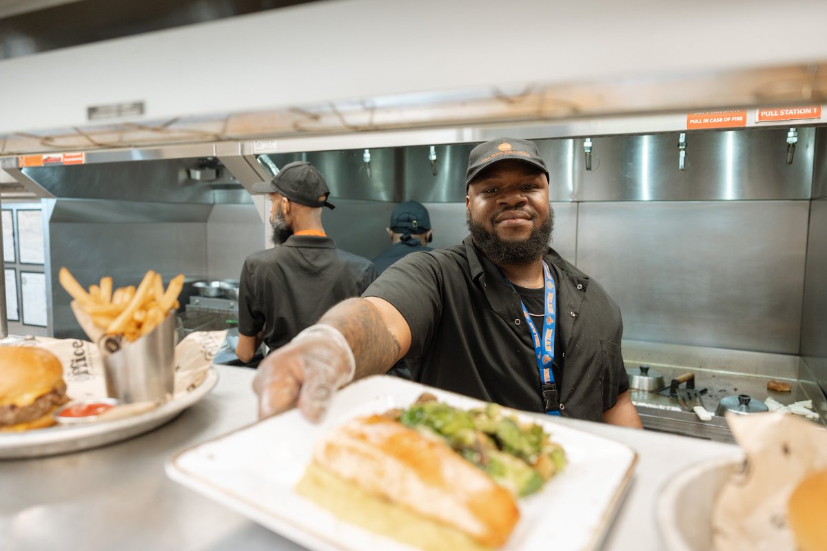 Newark Terminal A ⭐️⭐️⭐️⭐️⭐️ tweet media