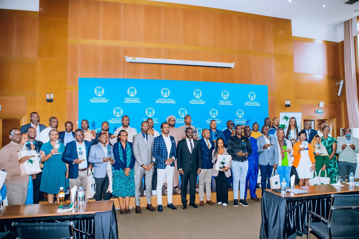 rwandastandards's tweet photo. After signing of Mutual Recognition Arrangements with RSB to facilitate trade between Rwanda , the Republic of Congo &amp; the Republic of Zimbabwe; DGs of  the Standards Bodies  joined Minister @P_Sebahizi  &amp; SG @ARSO_1977 at the ceremony to award 32 certified local companies. https://t.co/yKtrGEkGeX